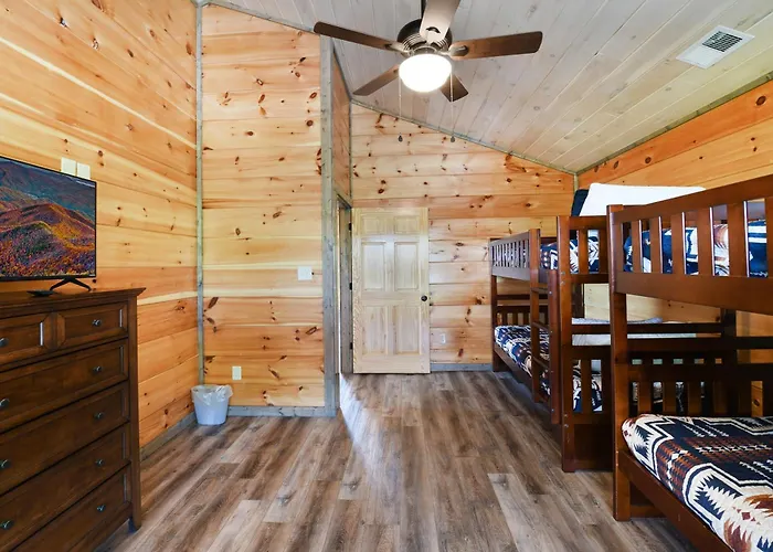 New Cabin With Mountain Views Hot Tub And Game Room