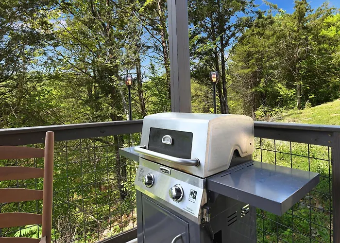 New Cabin With Mountain Views Hot Tub And Game Room