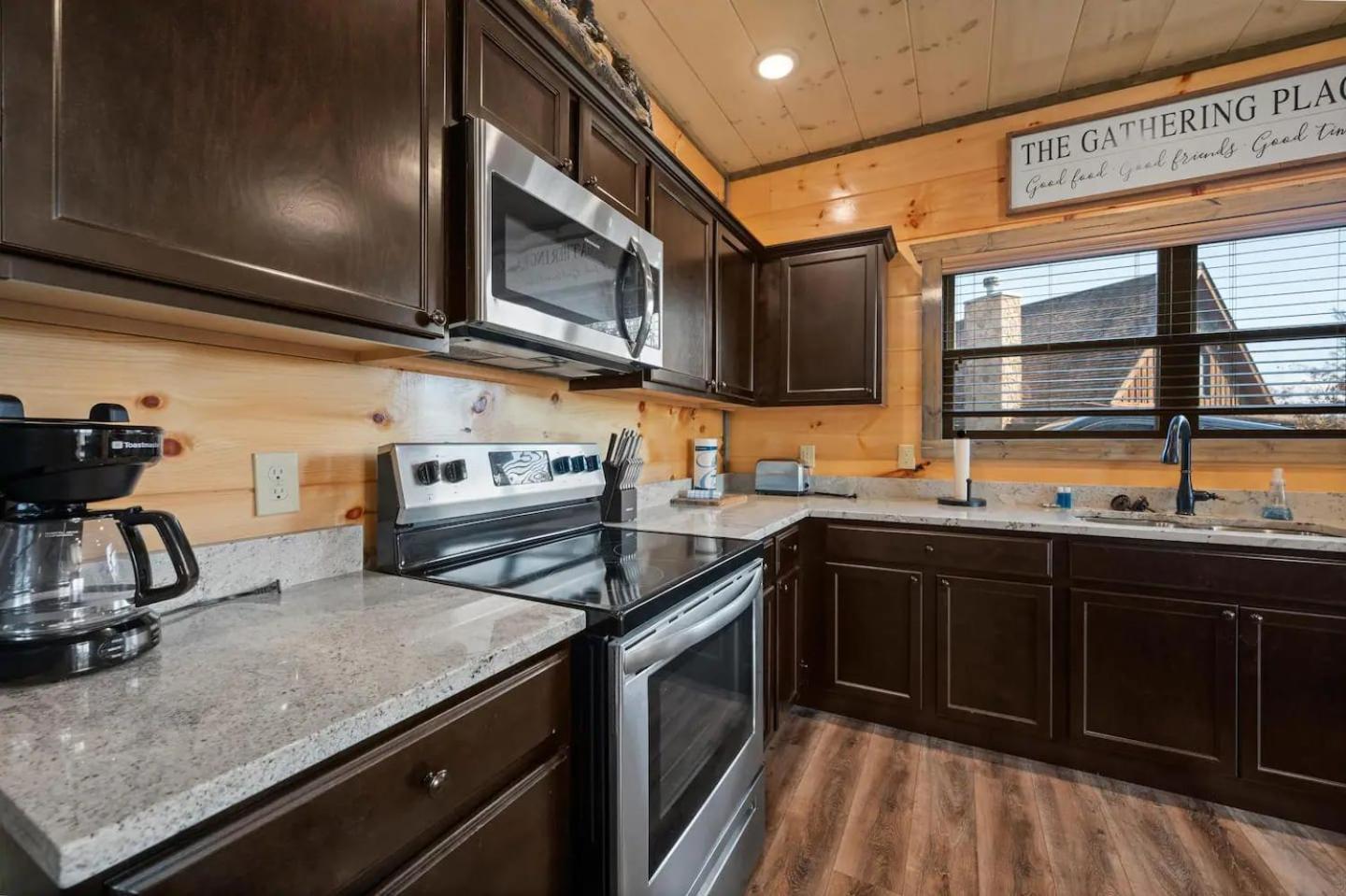 New With Mountain Views Hot Tub And Game Holiday home Sevierville