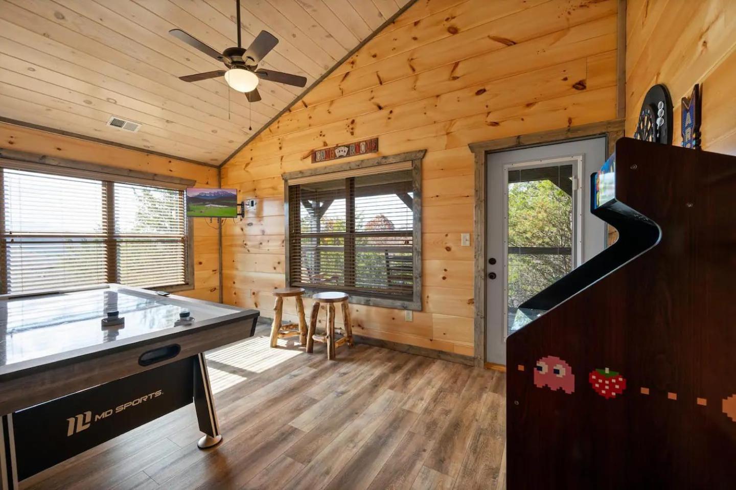New With Mountain Views Hot Tub And Game Holiday home Sevierville