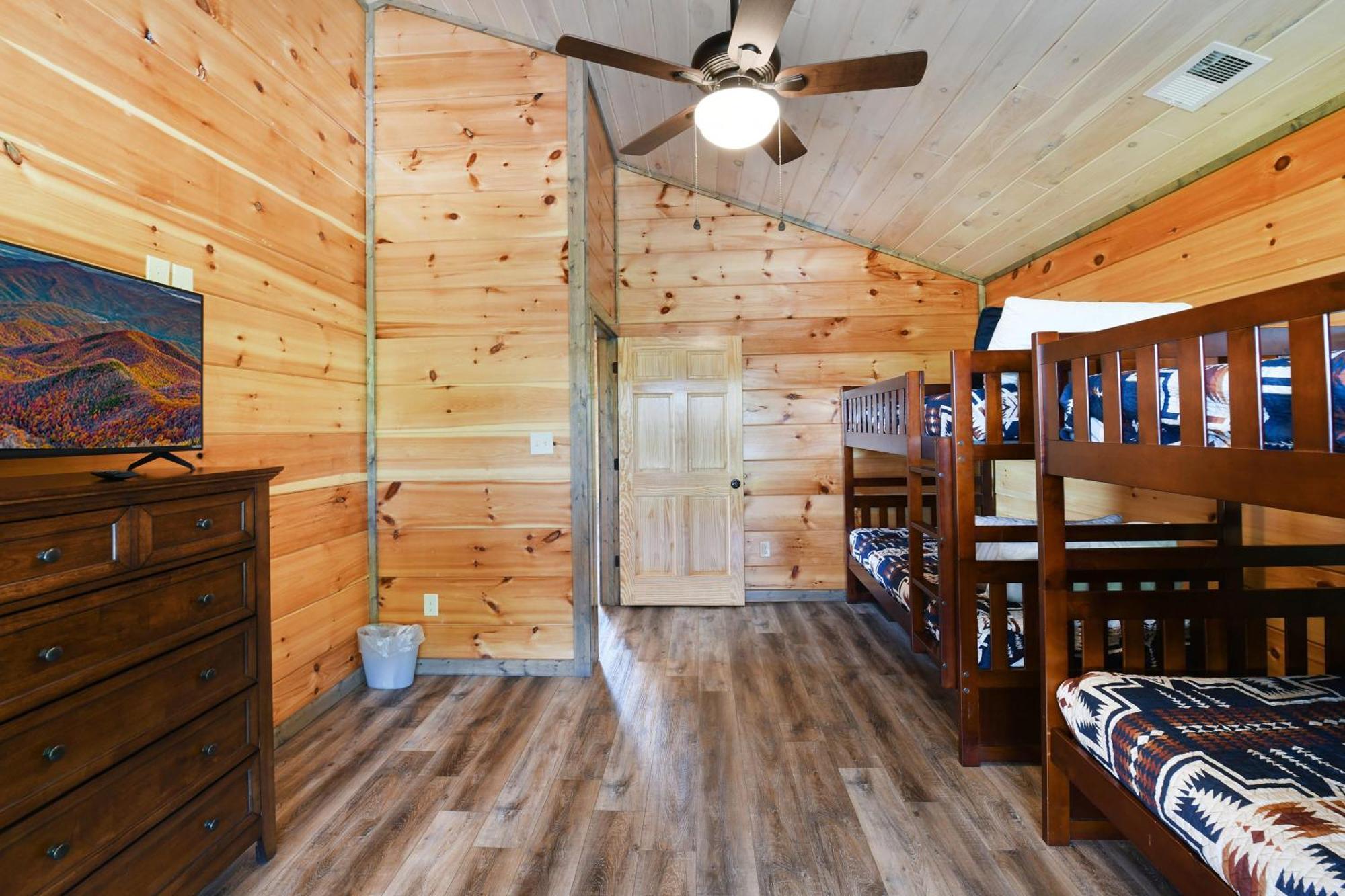 New With Mountain Views Hot Tub And Game Holiday home